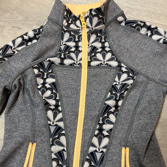 Ivivva, girls 10 , 4 way stretch , zip up yoga top. - Picture 2 of 5